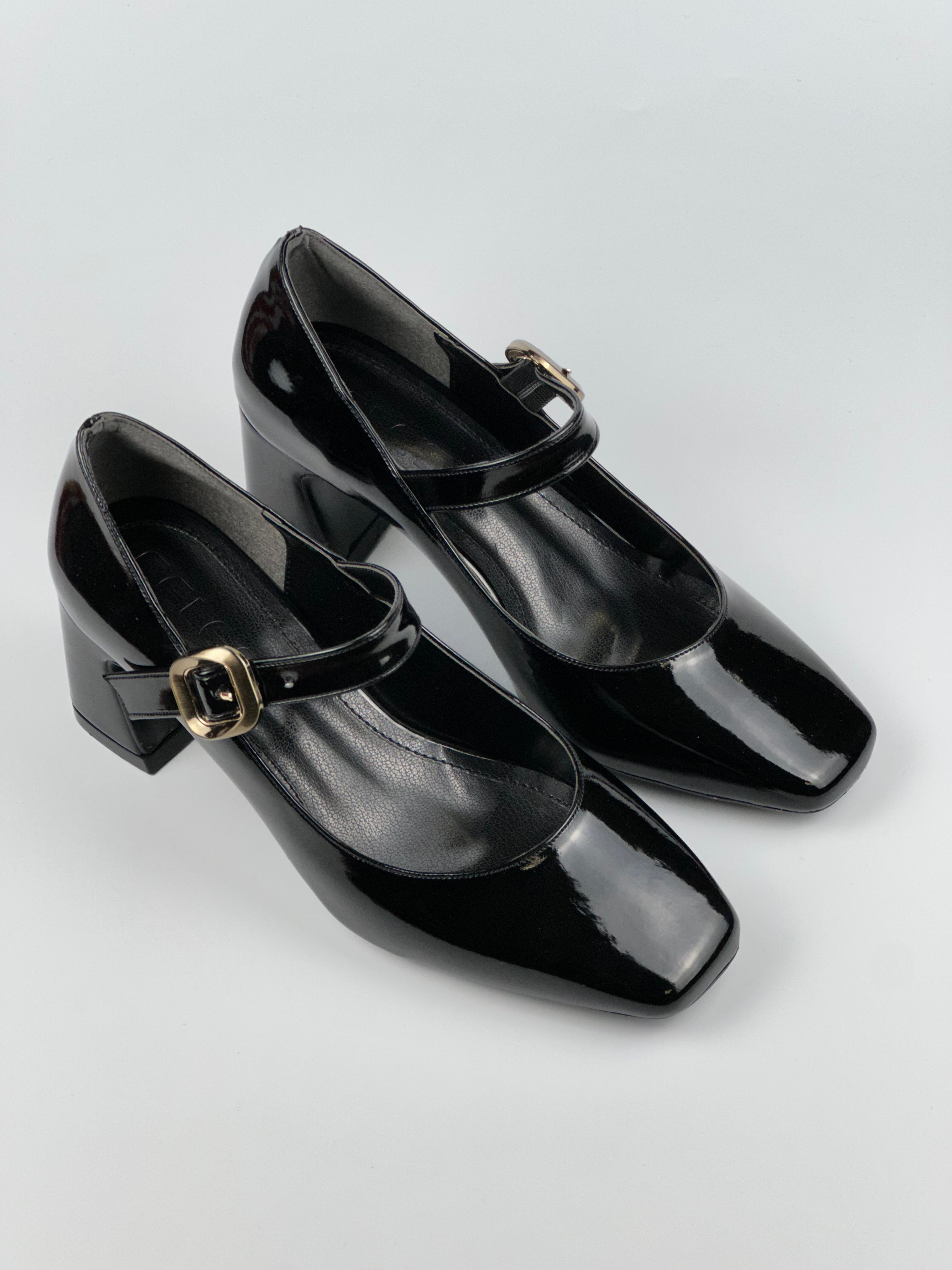 Luna Gloss – Rugan Tokalı Siyah Topuklu Ayakkabı