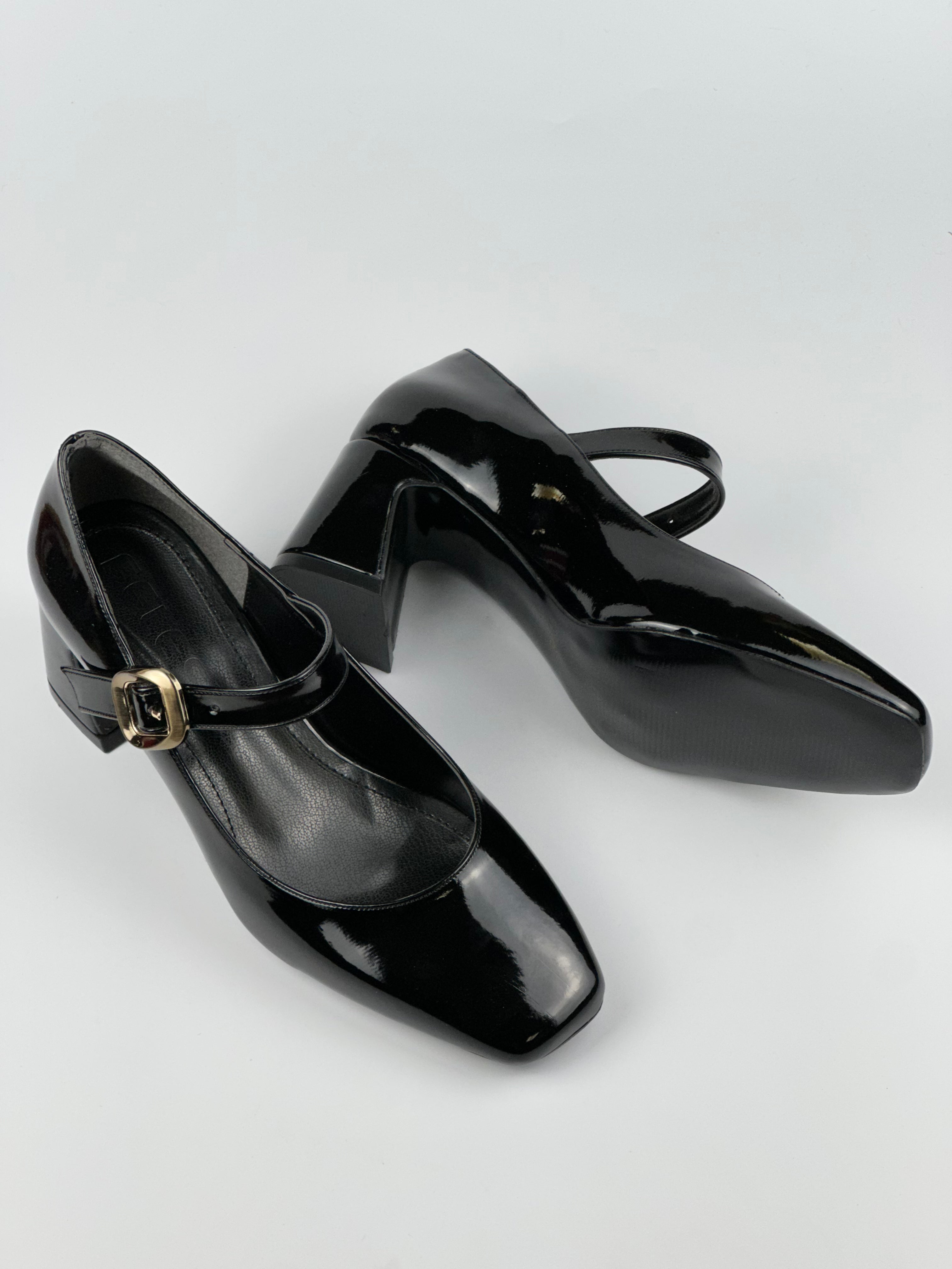 Luna Gloss – Rugan Tokalı Siyah Topuklu Ayakkabı