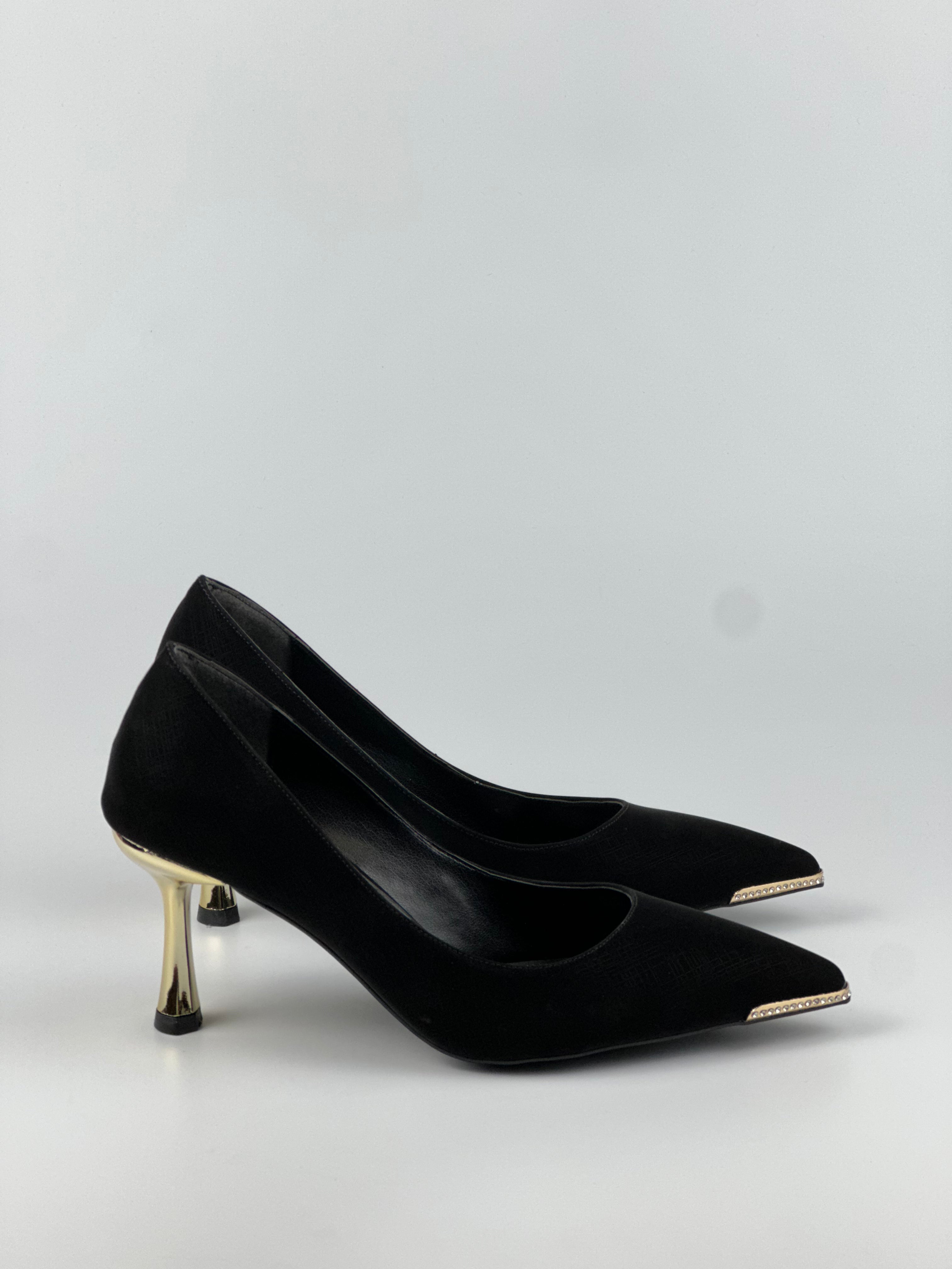 Velvet Charm – Altın Topuk ve Uç Detaylı Siyah Kadife Stiletto