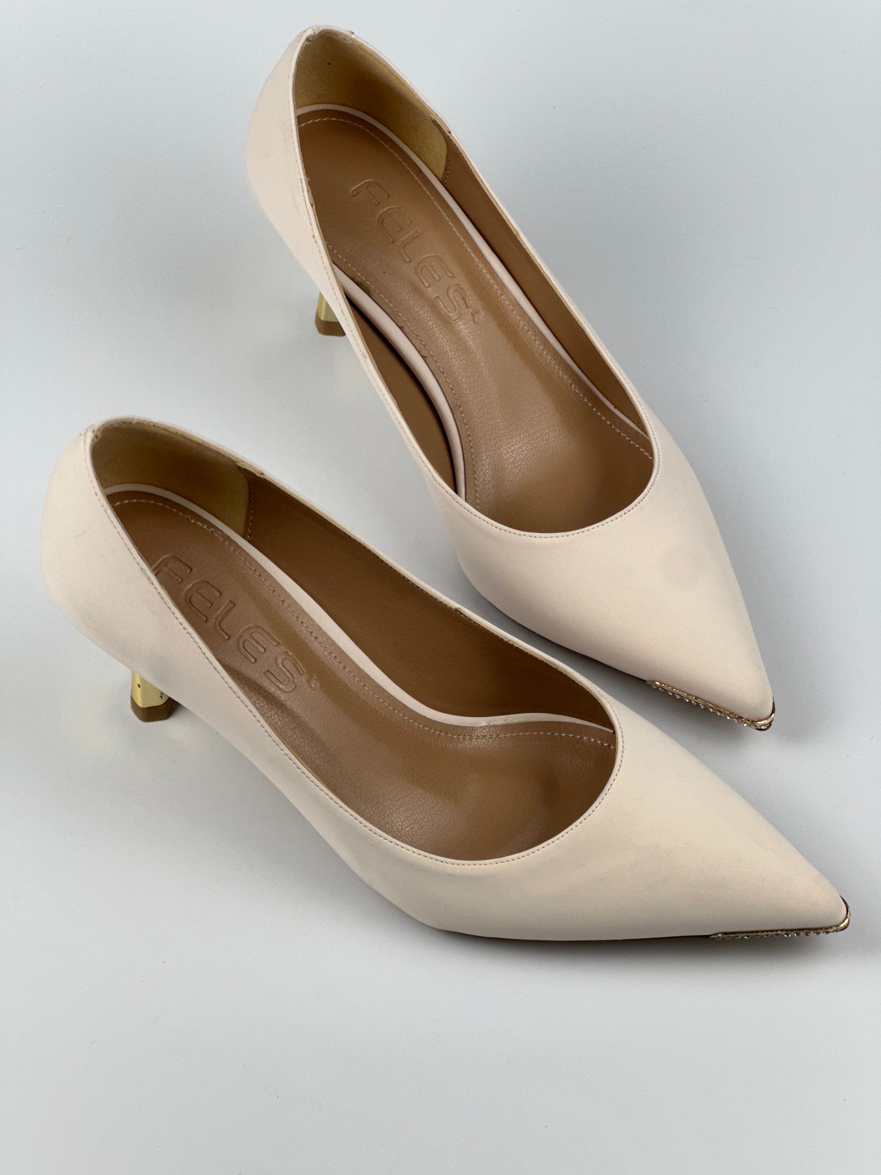 Velvet Charm – Altın Topuk ve Uç Detaylı Siyah Kadife Stiletto