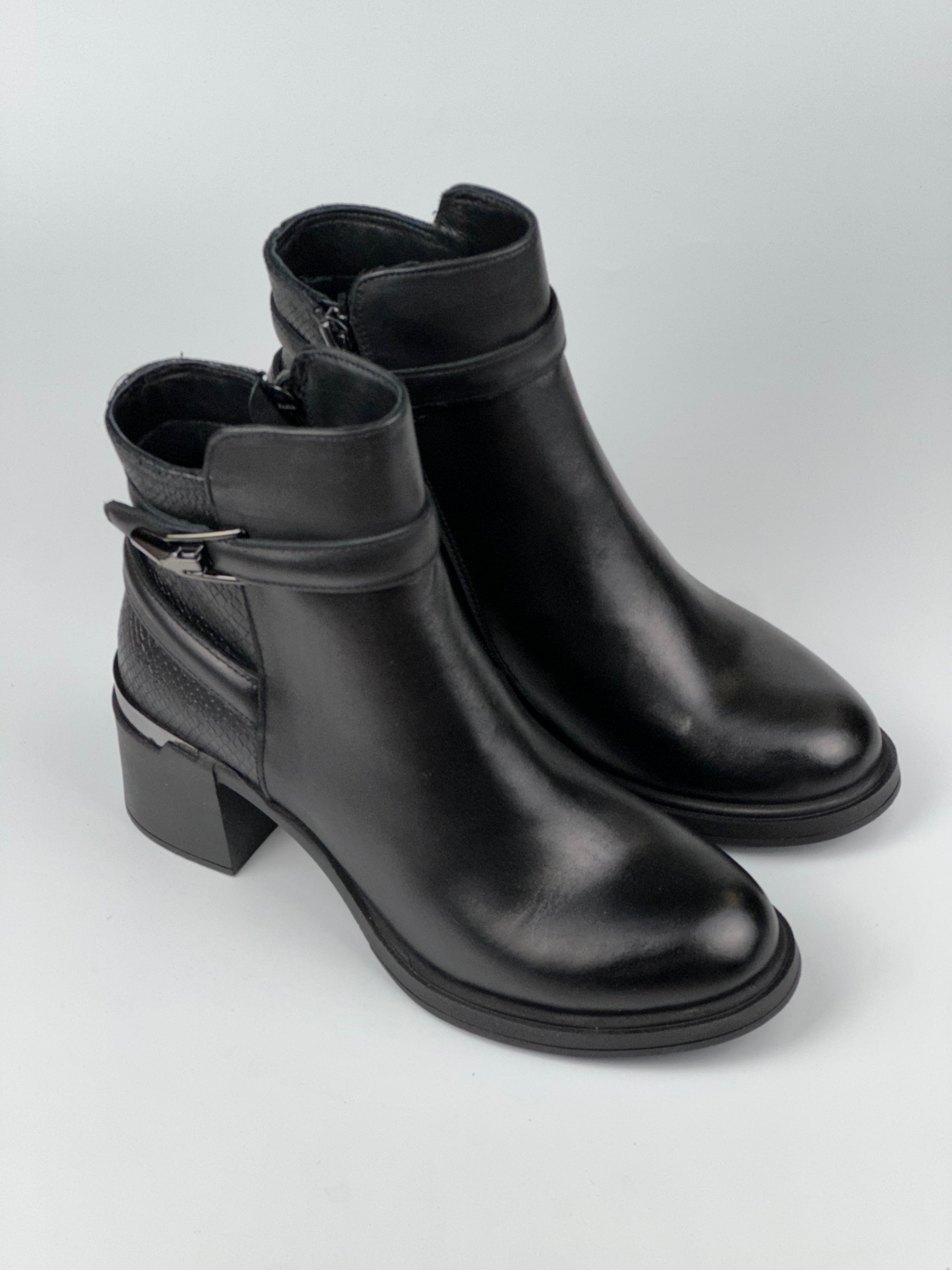 Arden Noir – Tokalı Kısa Topuklu Siyah Deri Bot