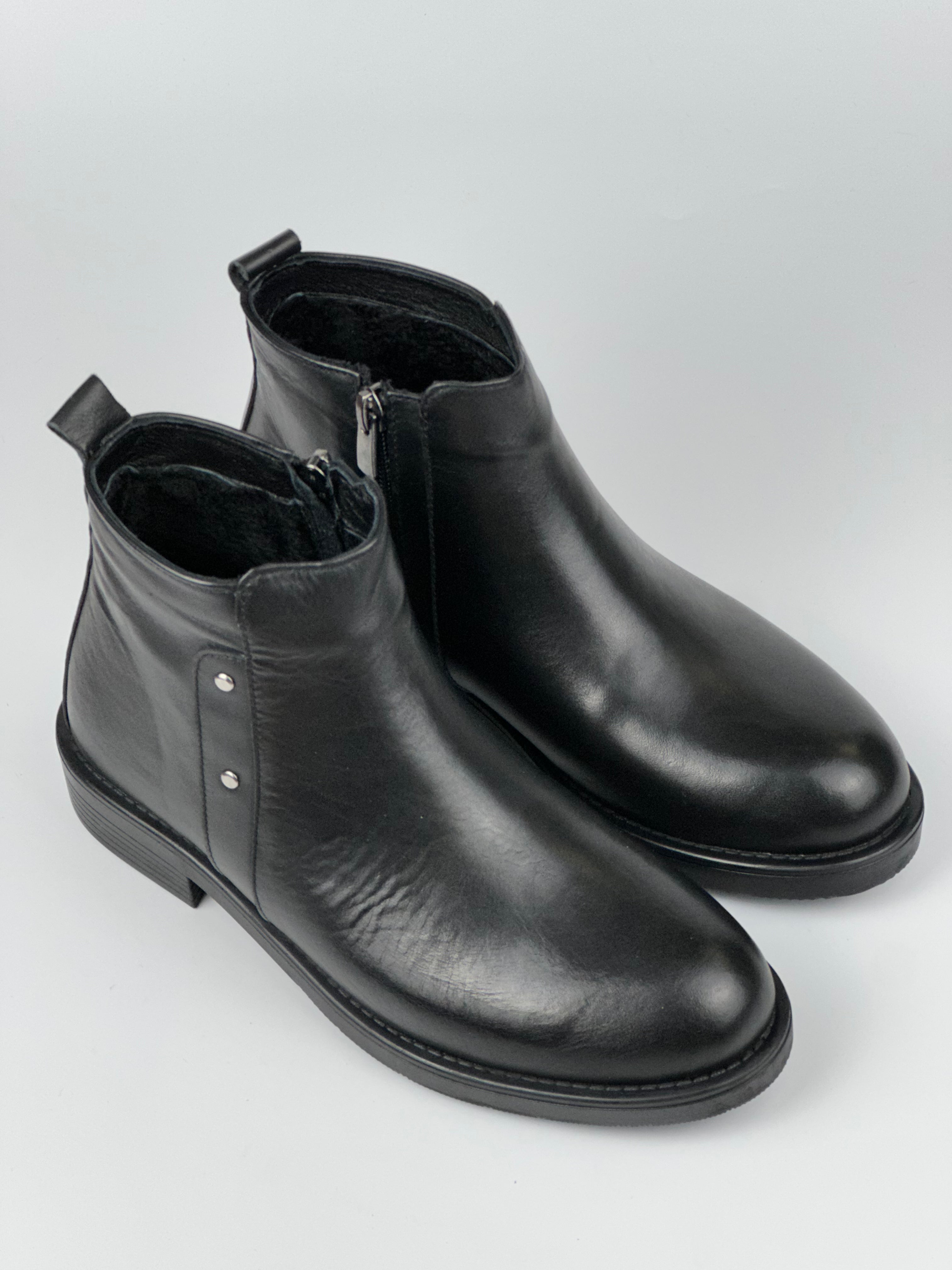 NoirEase – Fermuarlı Düz Topuklu Siyah Deri Bot