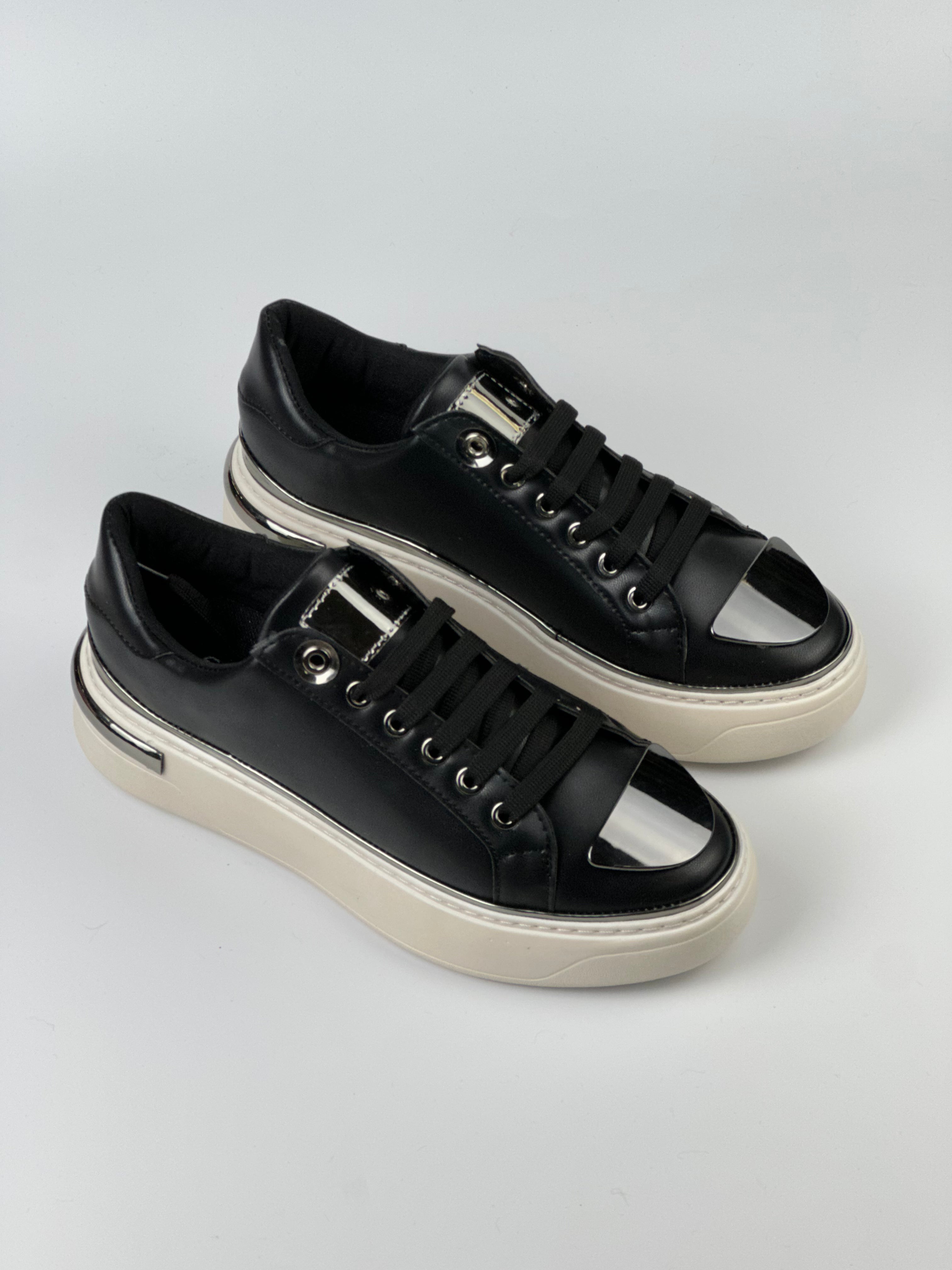 NovaStep Kap-Toe Sneaker