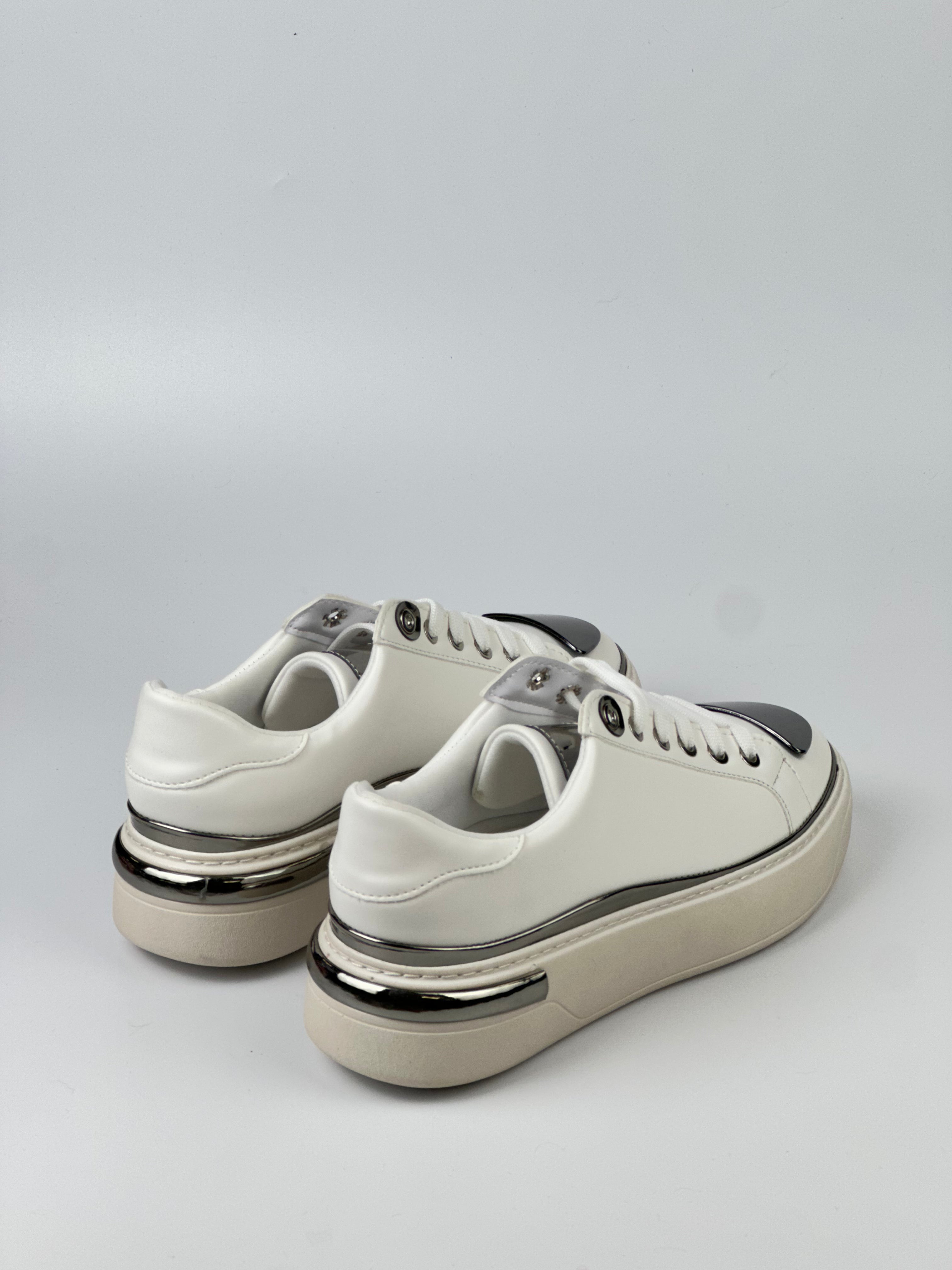 NovaStep Kap-Toe Sneaker