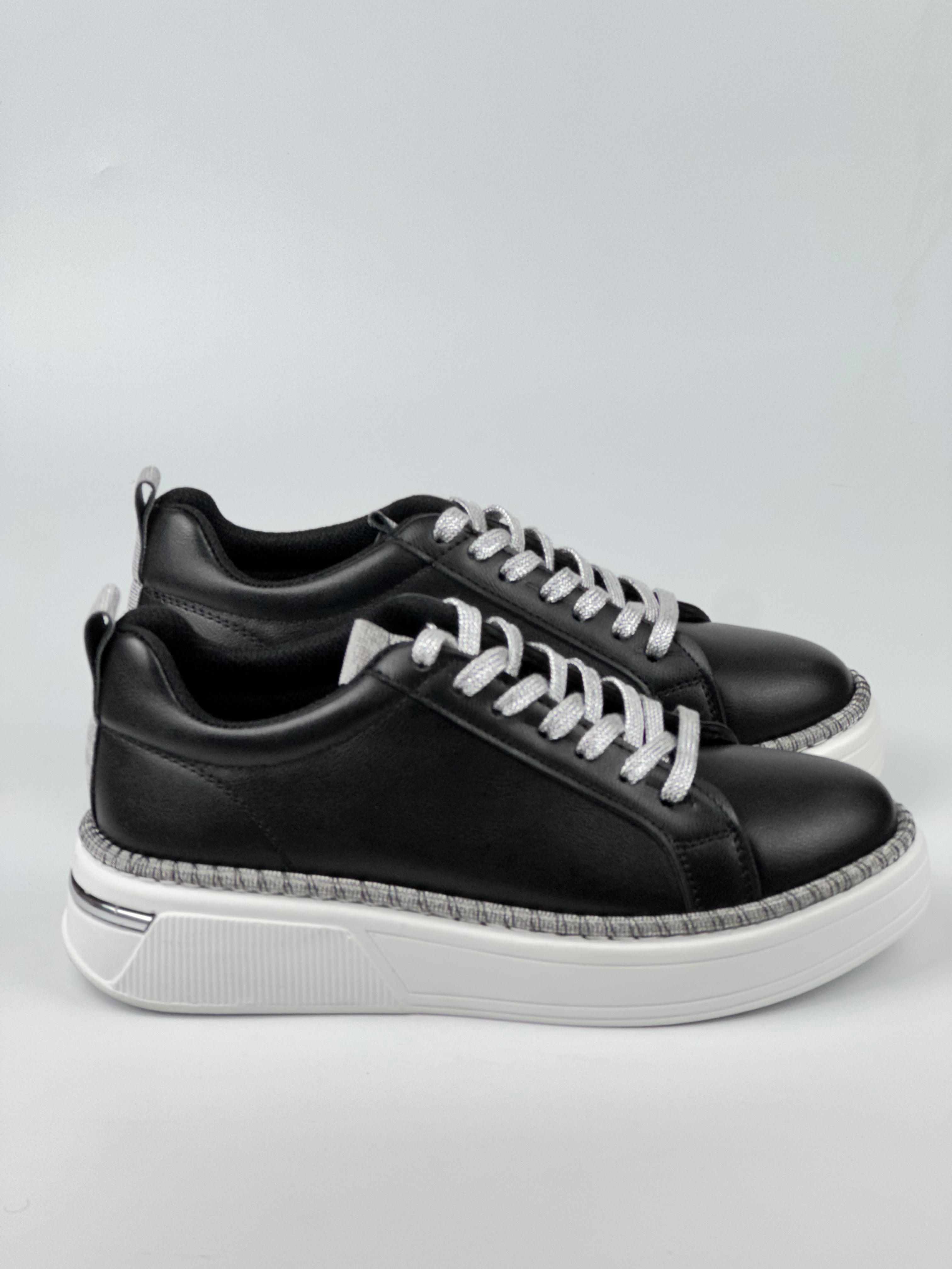 EZY Sneakers