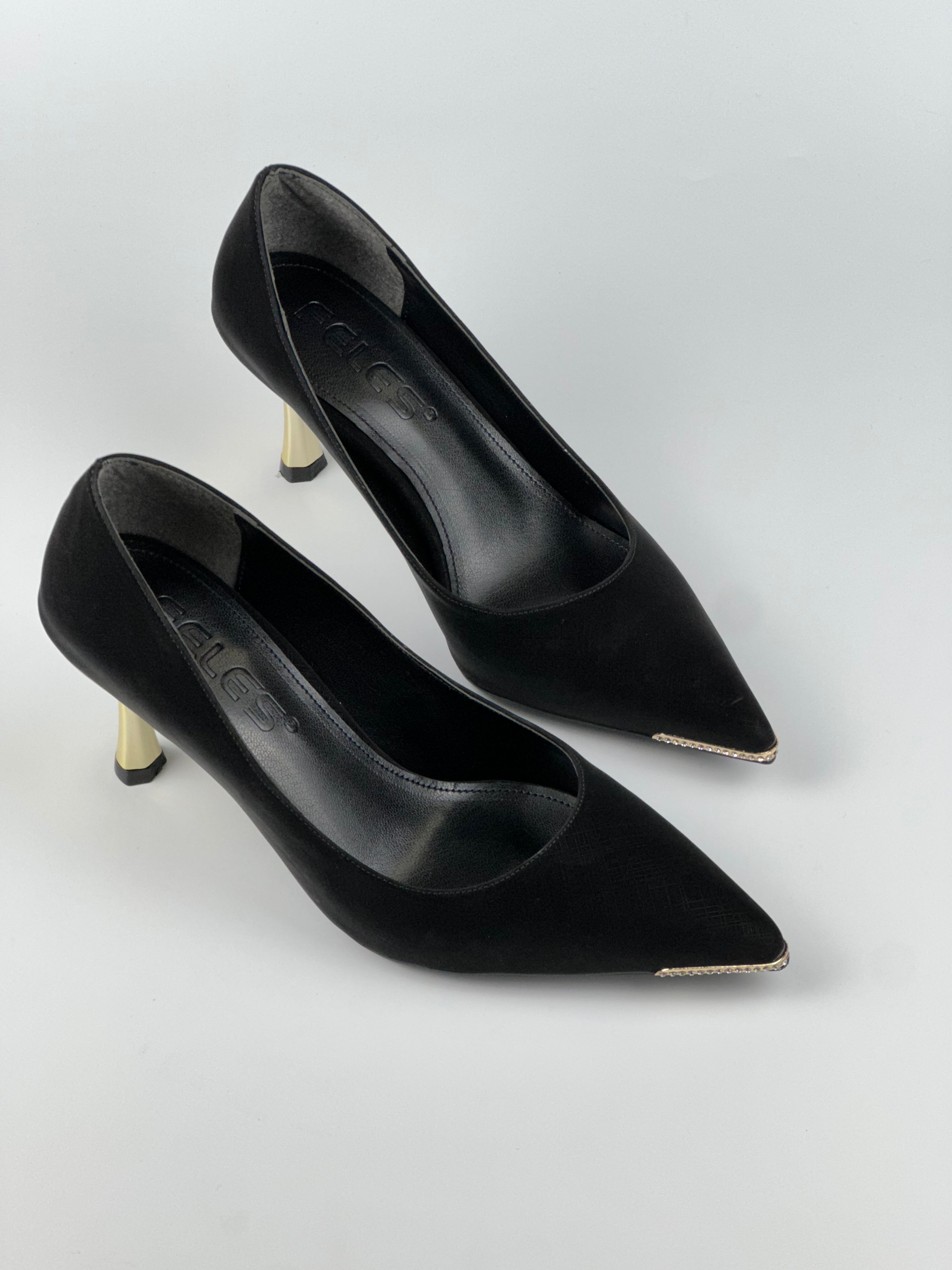 Velvet Charm – Altın Topuk ve Uç Detaylı Bej Kadife Stiletto