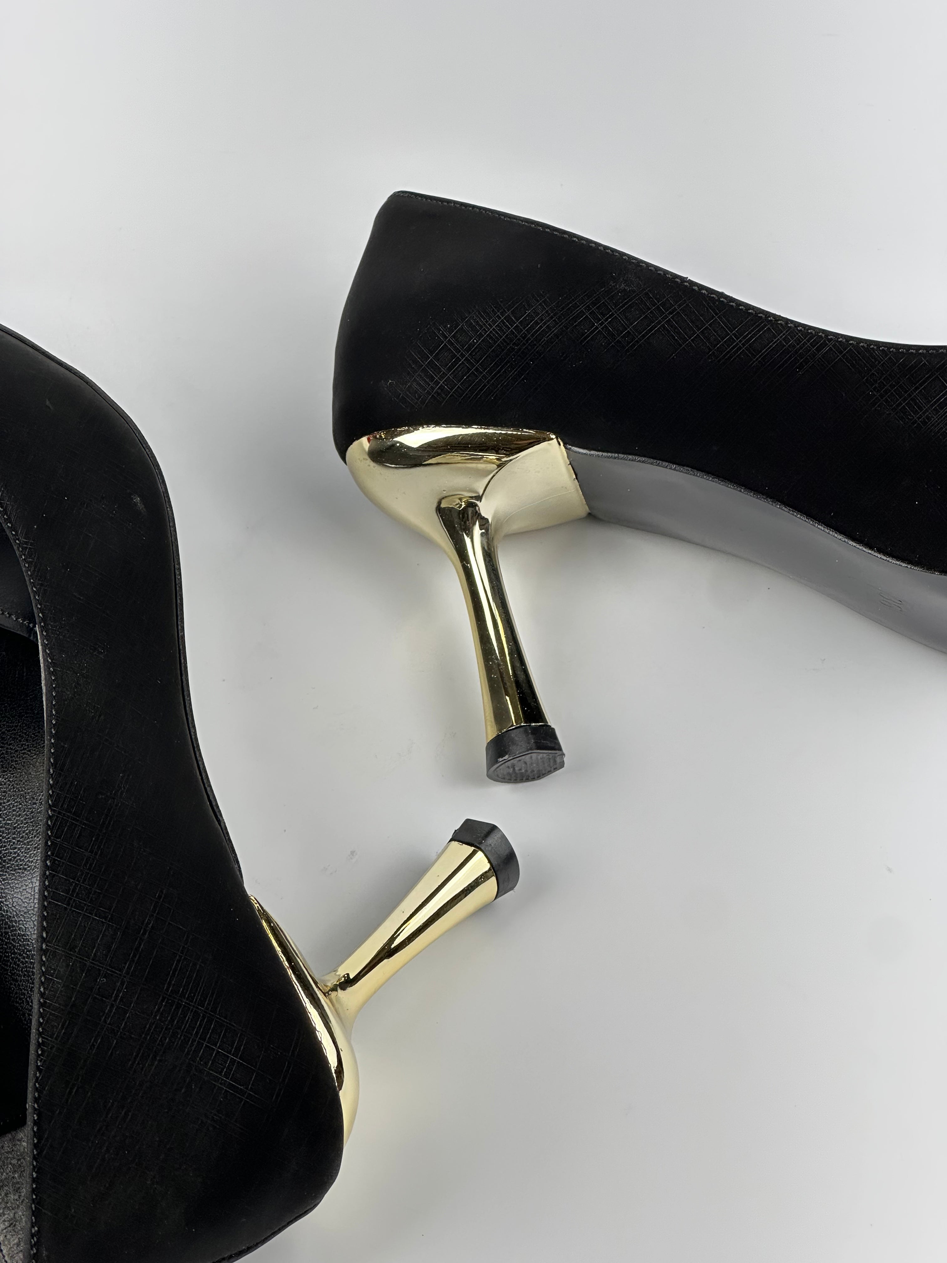 Velvet Charm – Altın Topuk ve Uç Detaylı Siyah Kadife Stiletto