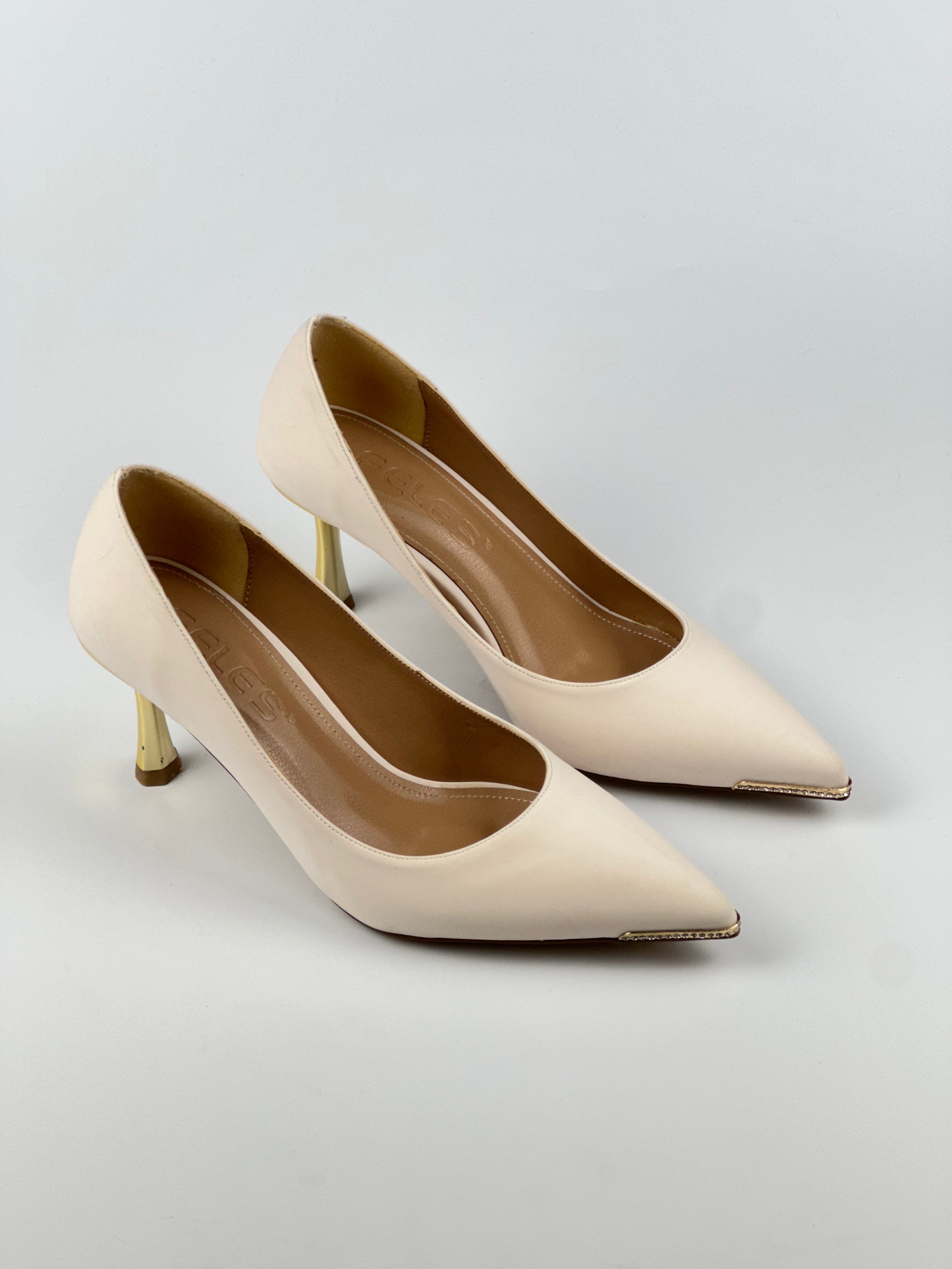 Velvet Charm – Altın Topuk ve Uç Detaylı Bej Kadife Stiletto