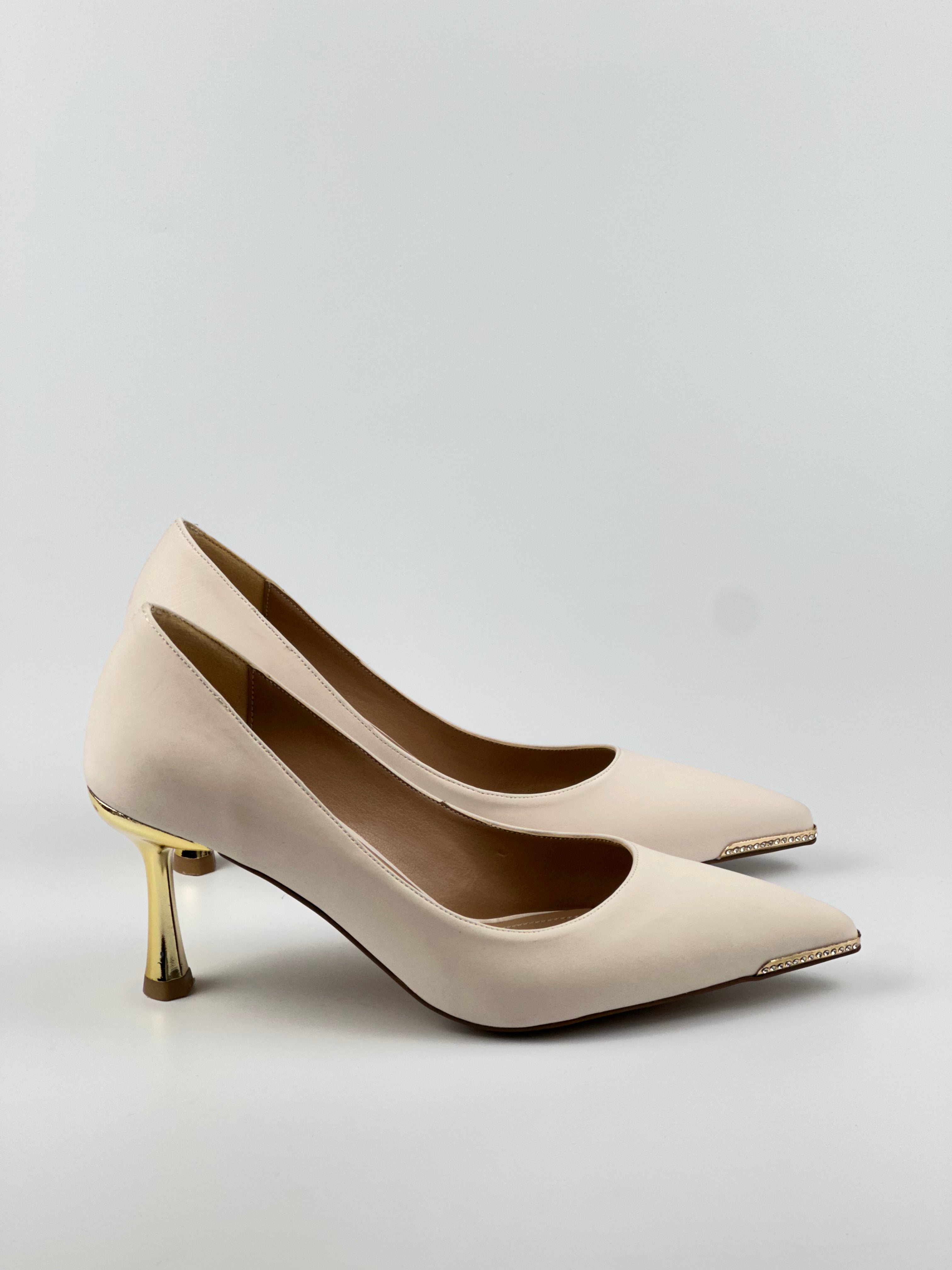 Velvet Charm – Altın Topuk ve Uç Detaylı Siyah Kadife Stiletto