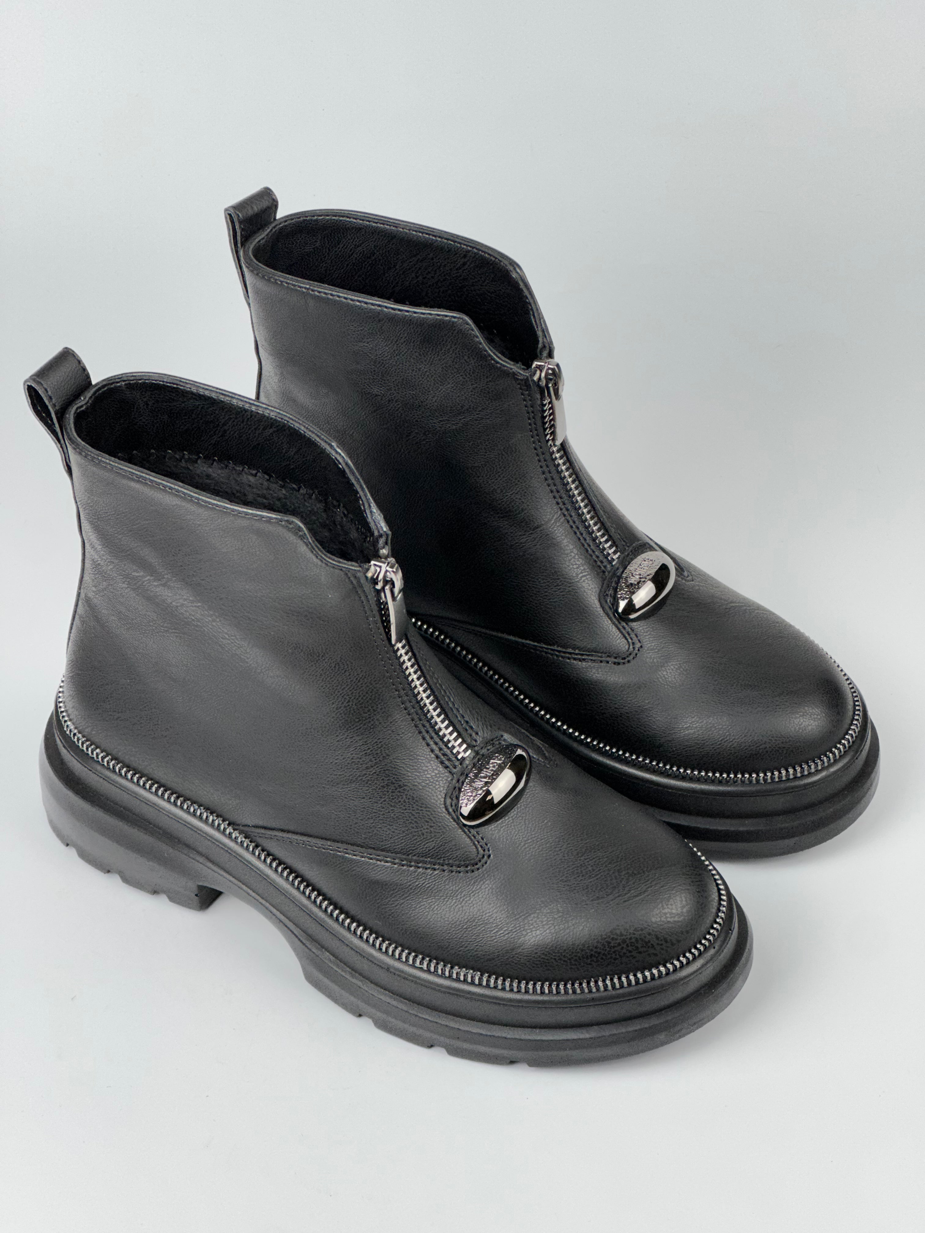 Zyra Zip – Metal Detaylı Fermuarlı Siyah Kadın Bot