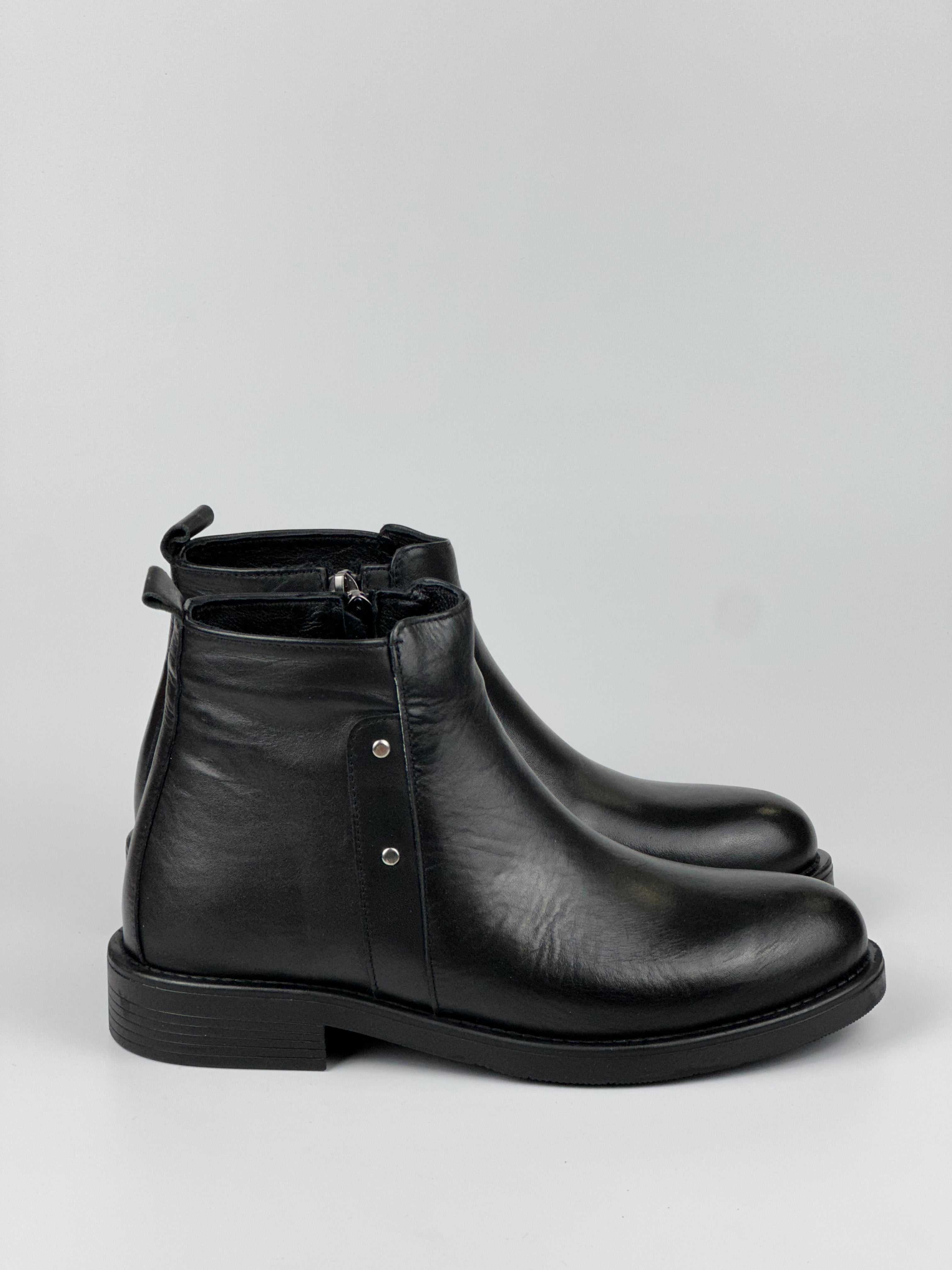 NoirEase – Fermuarlı Düz Topuklu Siyah Deri Bot