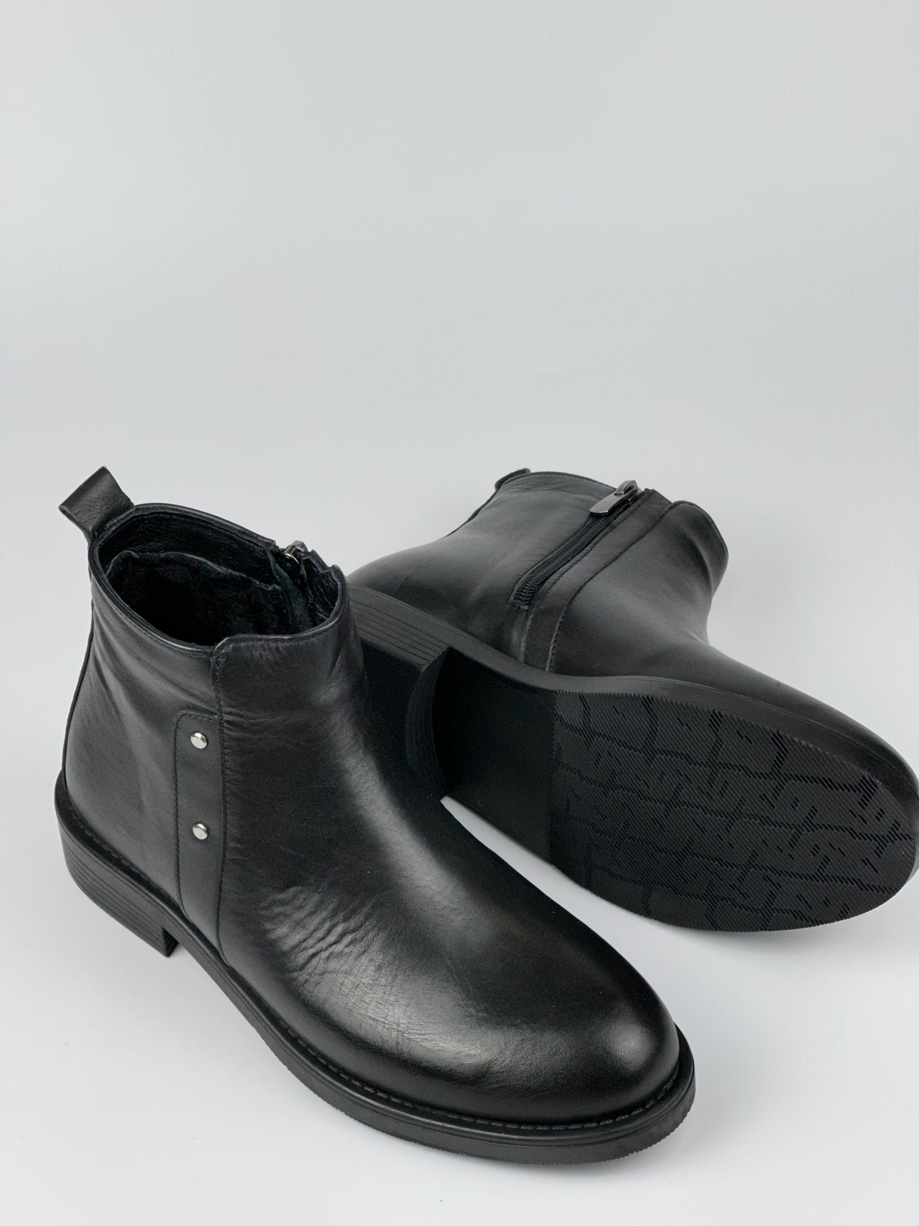 NoirEase – Fermuarlı Düz Topuklu Siyah Deri Bot