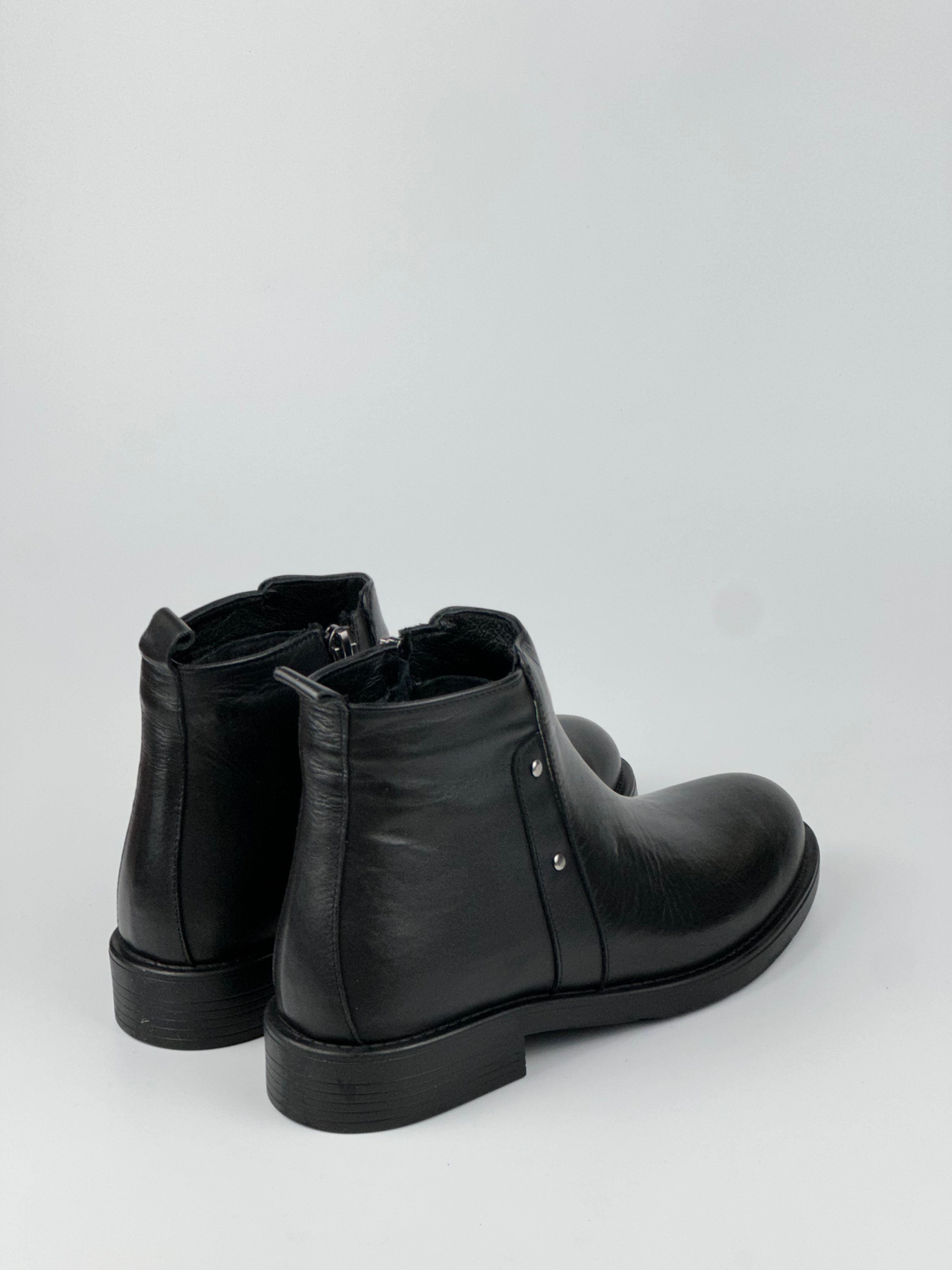 NoirEase – Fermuarlı Düz Topuklu Siyah Deri Bot